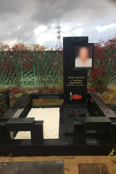 Памятник из чёрного гранита